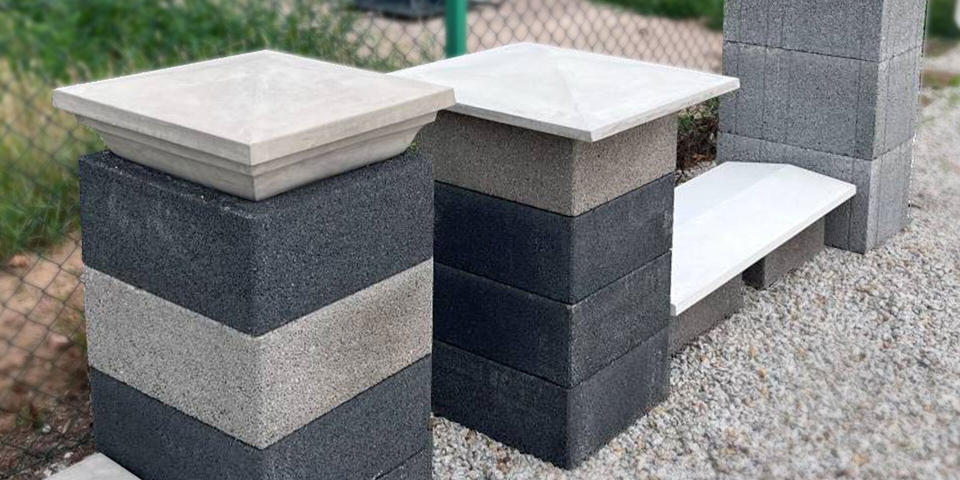 Betonowe daszki na słupkach i murku między słupkami